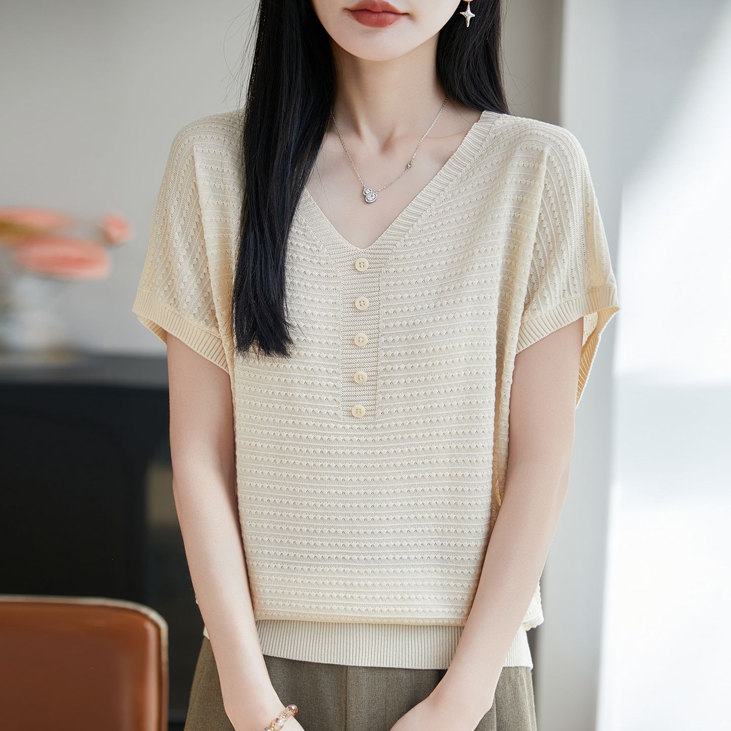 13716420.绒暖享夏季新款V领天丝针织短袖
