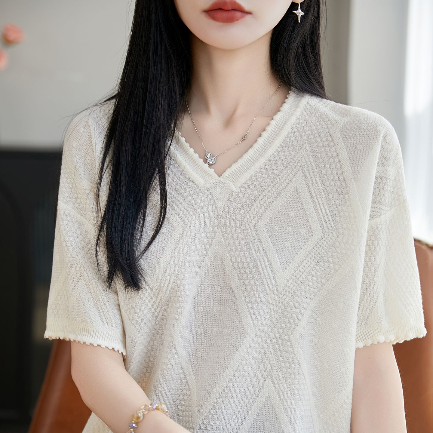 13716426.绒暖享莱赛尔天丝针织菱形格提花鸡心领上衣打底