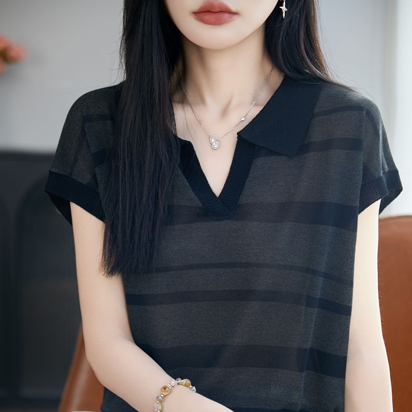 13716149.绒暖享天丝系列鸡心领针织短袖深色条纹翻领上衣