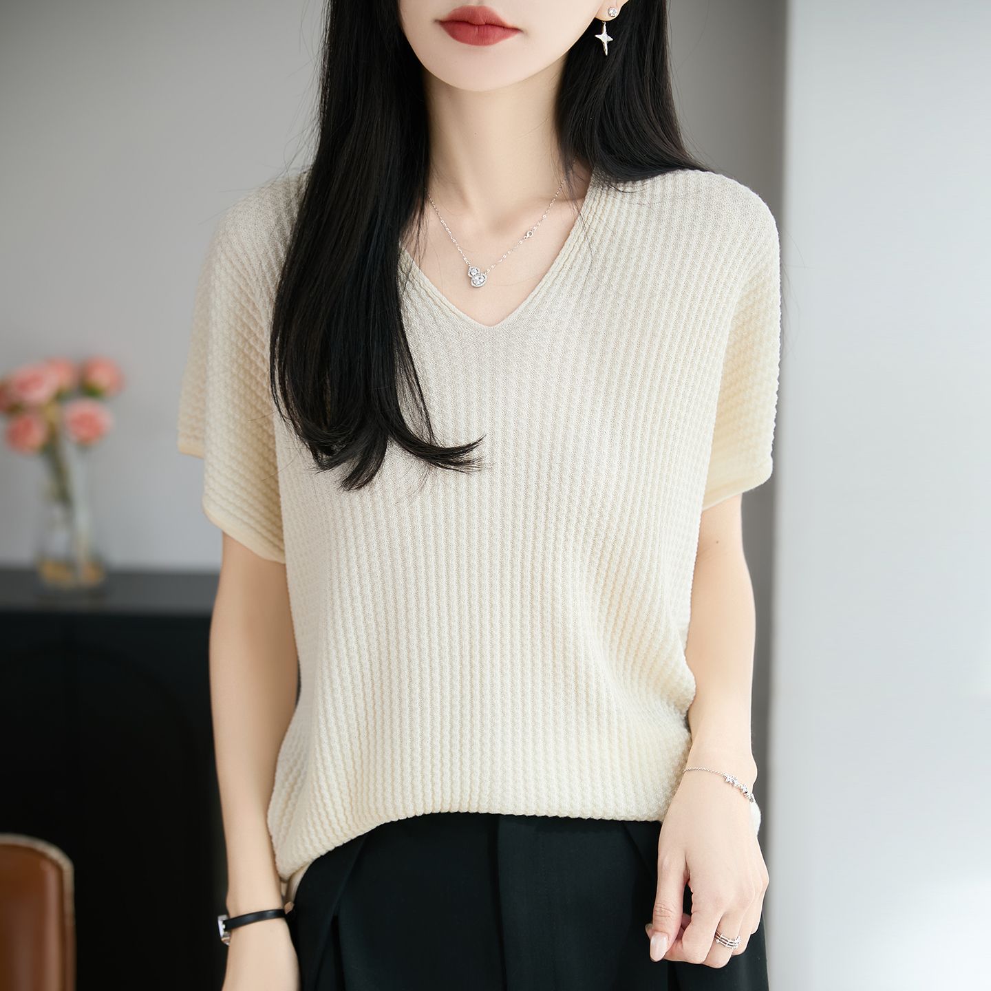 13734197.绒暖享夏季珍珠纹V领天丝短袖针织上衣鸡心领