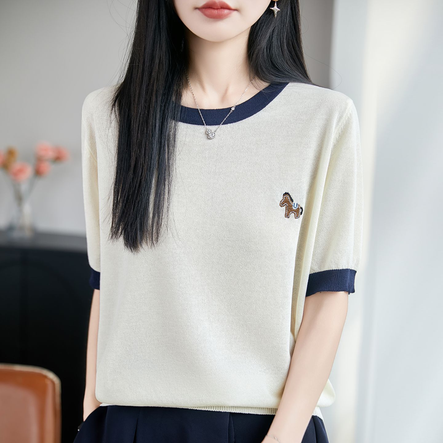 13733677.绒暖享莱赛尔天丝圆领针织上衣小马刺绣