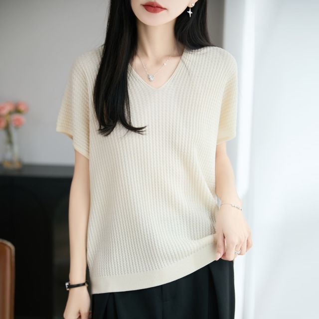 13734197.绒暖享夏季珍珠纹V领天丝短袖针织上衣鸡心领
