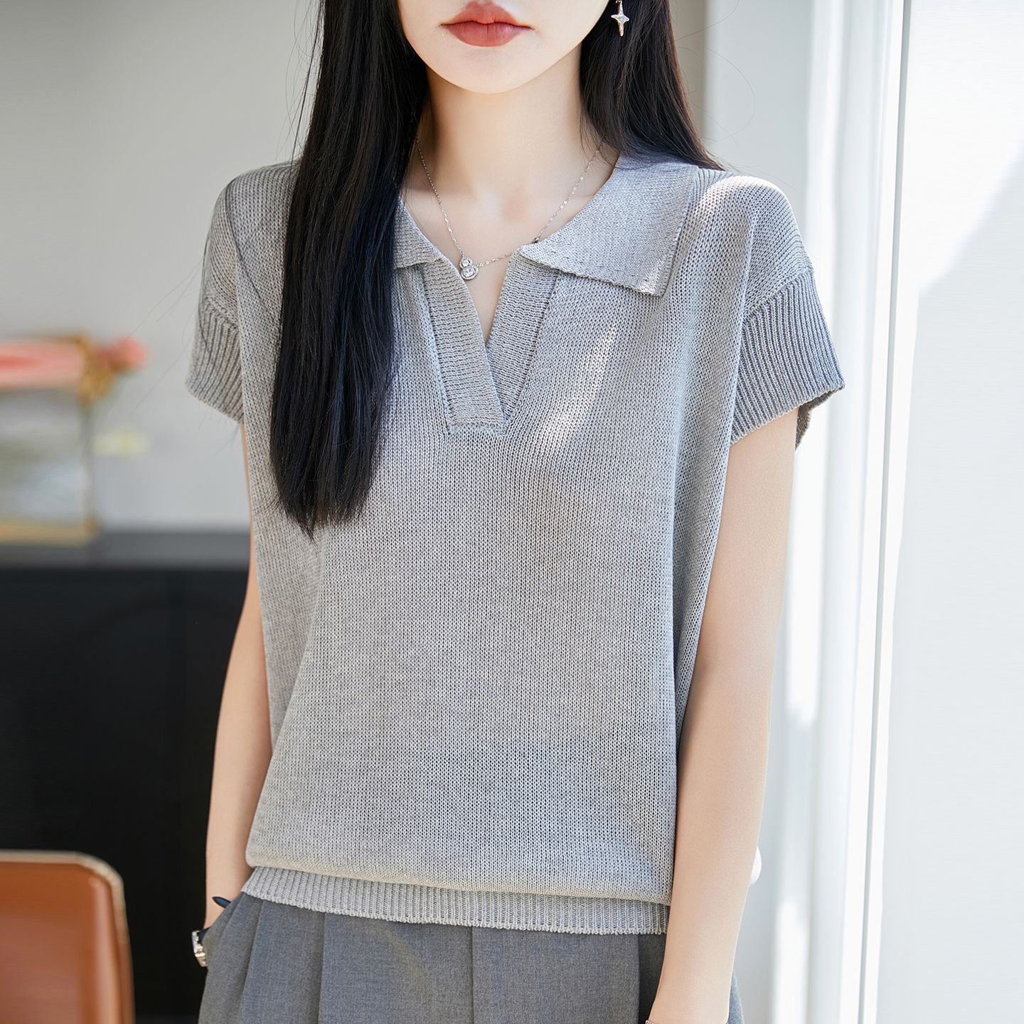 13744041.绒暖享轻薄透气珍珠麻半袖V领T恤