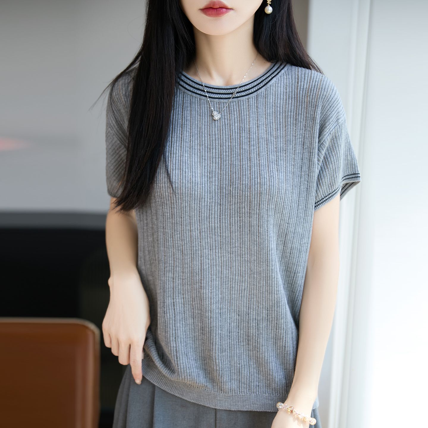 13744079.绒暖享拼色圆领针织短袖轻薄透气T恤针织衫