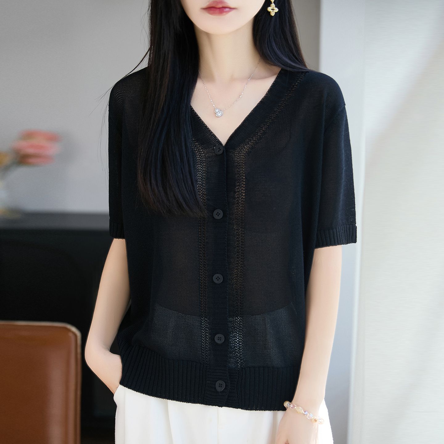 13744075.绒暖享夏季V领开衫半袖珍珠麻上衣