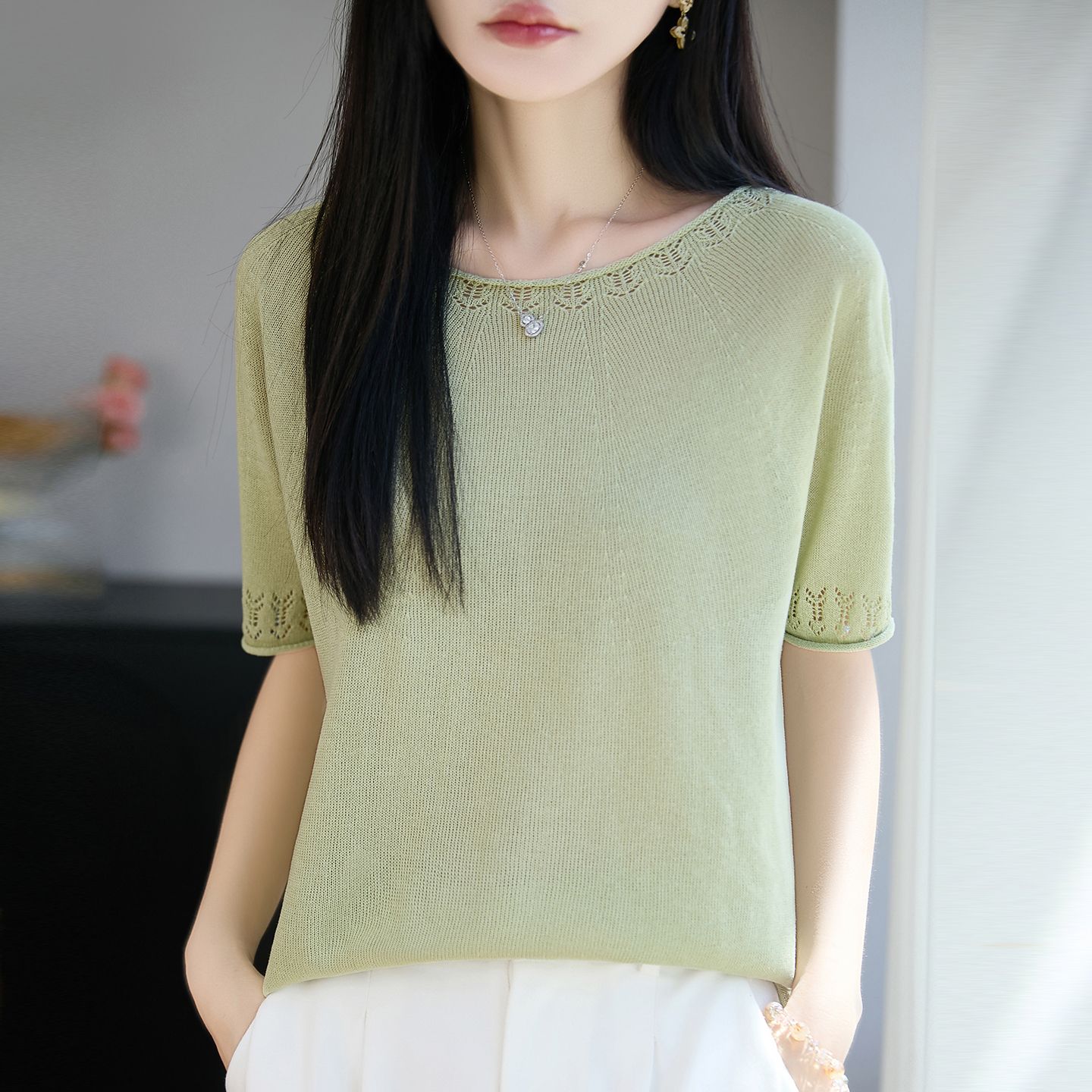 13744081.绒暖享珍珠麻圆领卷边T恤女士上衣短袖