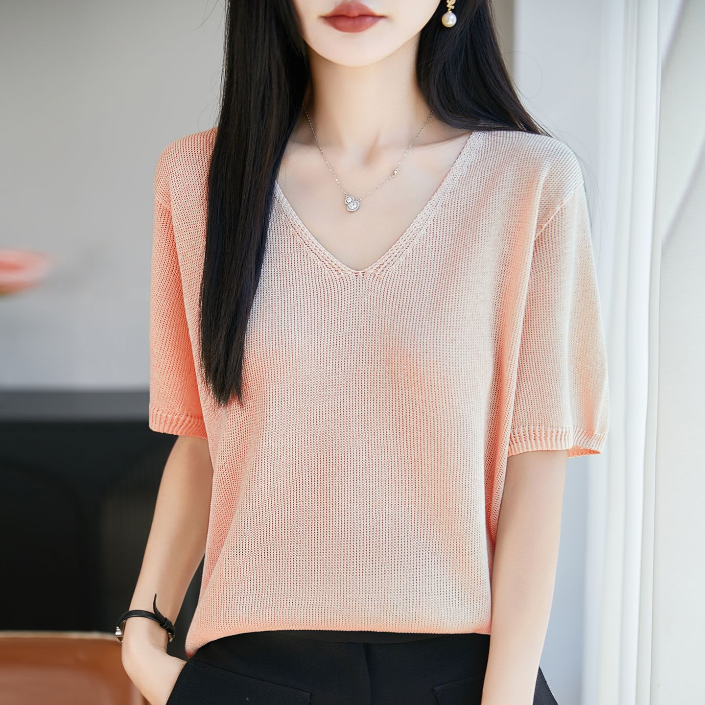 13744063.绒暖享珍珠麻V领纯色短袖打底衫内搭鸡心领