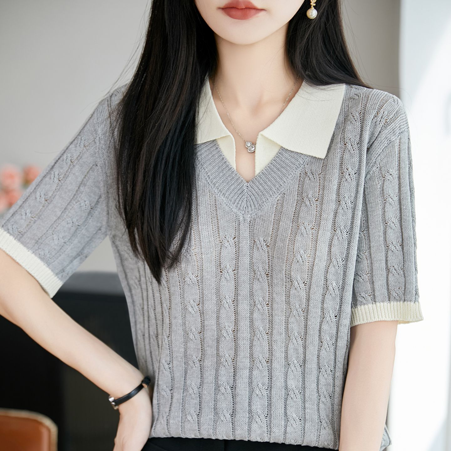 13744057.绒暖享假两件鸡心领+衬衣领设计扭花撞色花边设计上衣