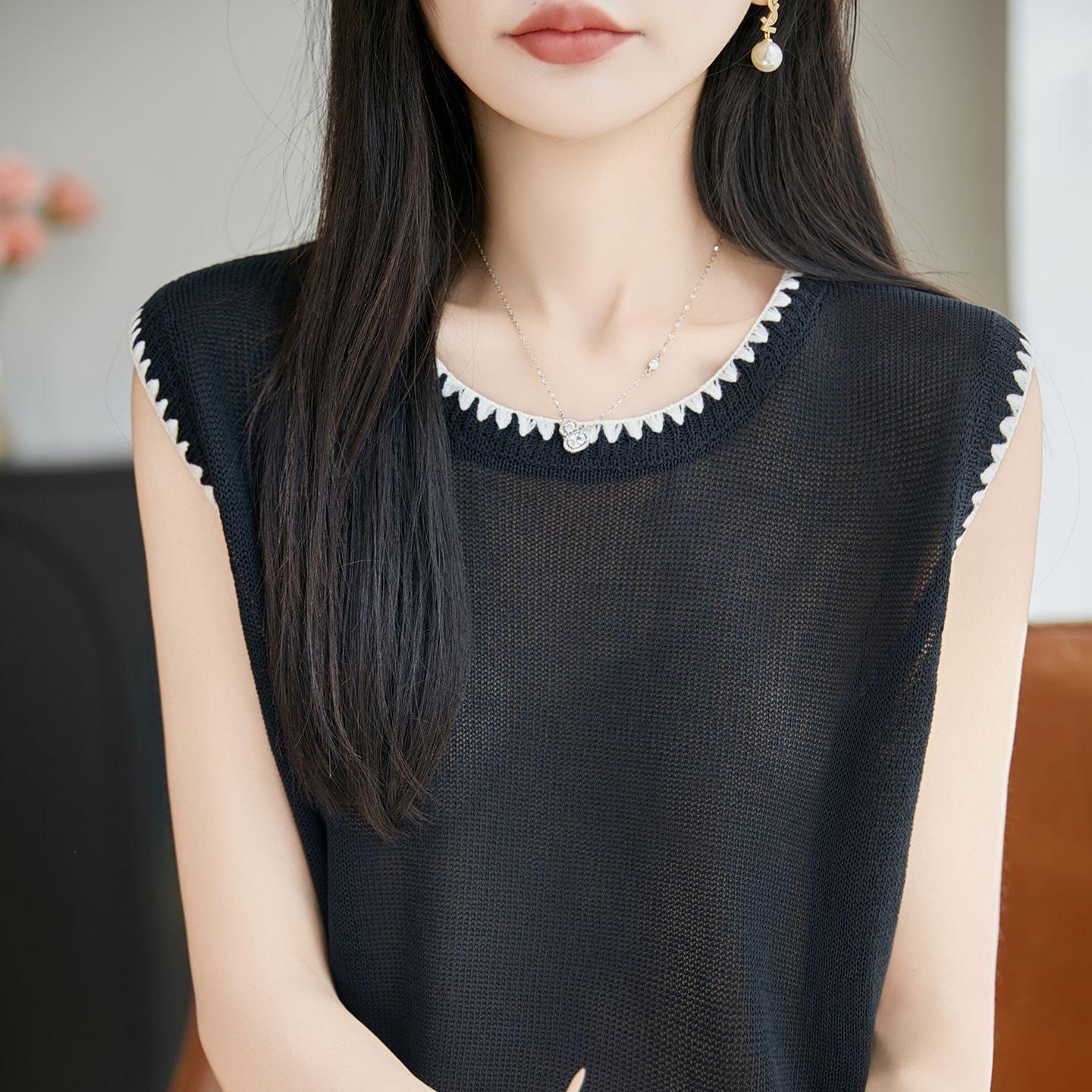 13744055.绒暖享无袖圆领背心珍珠麻透气撞色花边设计