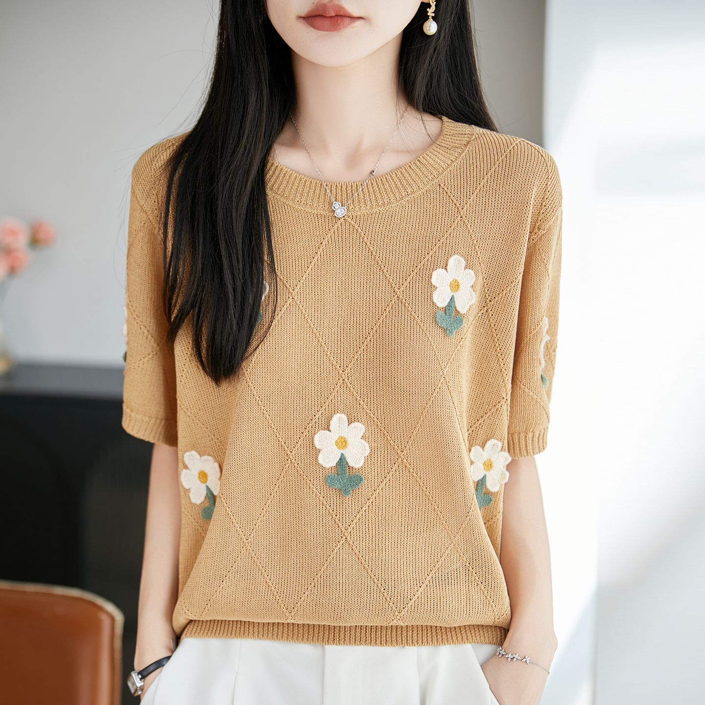 13746045.绒暖享圆领短袖菱形格花纹刺绣女士上衣竹节麻