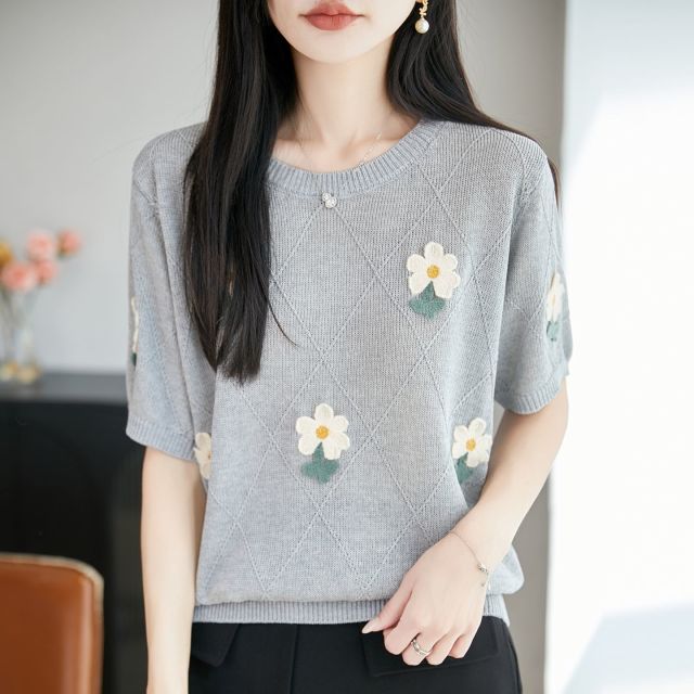 13746045.绒暖享圆领短袖菱形格花纹刺绣女士上衣竹节麻