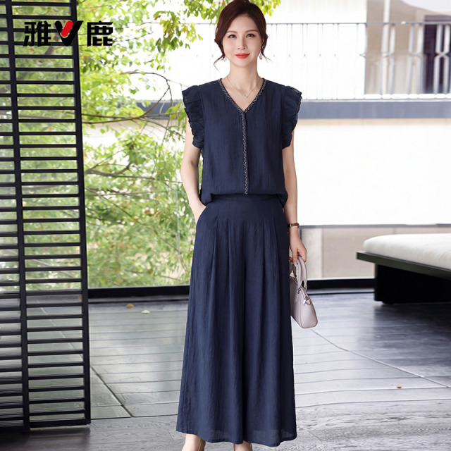 13661337.雅鹿妈妈夏装套装女 2026 新款 钉珠 V 领荷叶边上衣阔腿裤两件套中老年女装