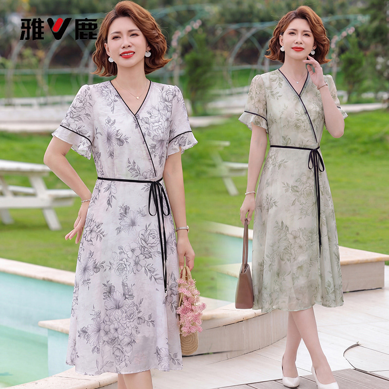 13837459.雅鹿中年妈妈装 女装 V 领碎花连衣裙系带收腰中长款雪纺裙