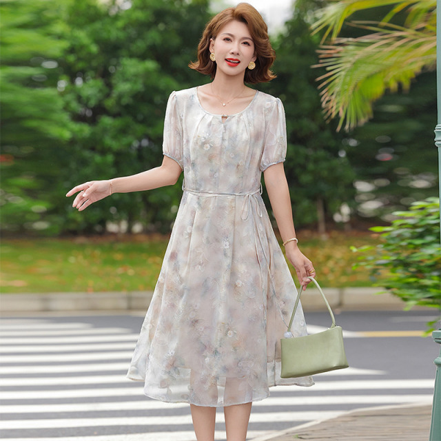 13837420.雅鹿妈妈装 中老年女装夏季新款 圆领泡泡袖碎花雪纺裙收腰显瘦气质连衣裙