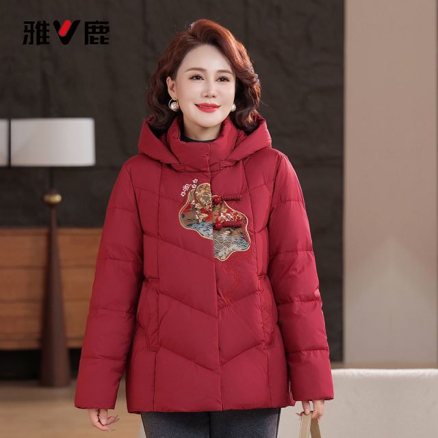 13837244.雅鹿雅鹿中老年羽绒服女短款连帽 中式刺绣喜庆红色妈妈装 90 白鸭绒防寒外套