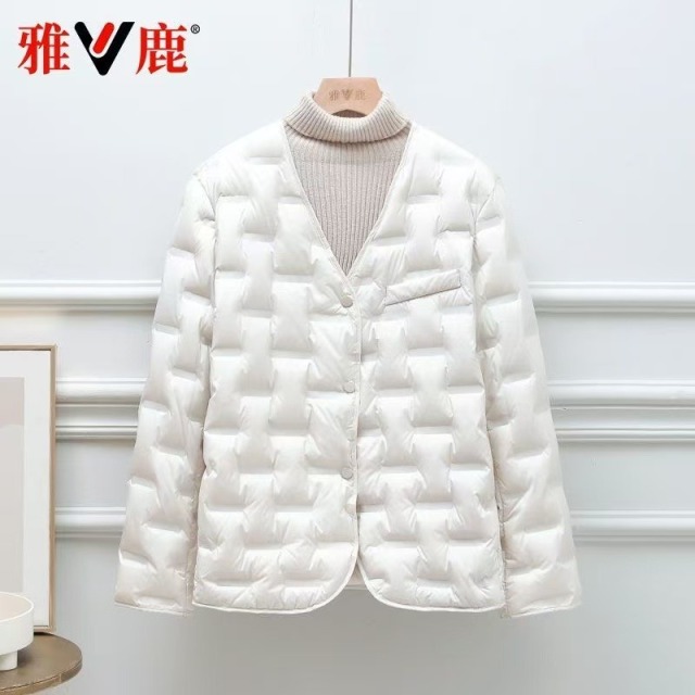 13836782.雅鹿 V 领轻薄羽绒服女短款 2026 冬季新款压胶无缝内胆 宽松百搭通勤白鸭绒外套