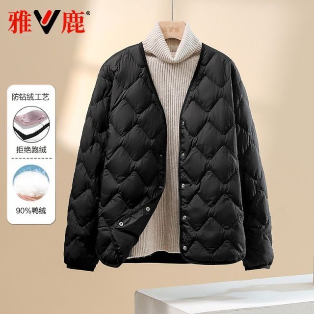 13836775.雅鹿2026新款V 领轻薄羽绒服女士90% 鸭绒填充防钻绒 宽松菱形格短款内胆外套秋冬通勤百搭内外穿保暖上衣