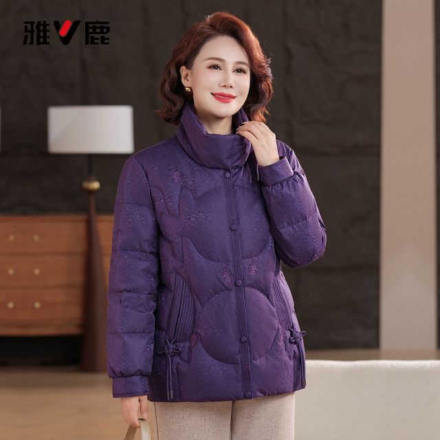 13837234.雅鹿妈妈装短款羽绒服女冬季 90 白鸭绒新中式刺绣立领中老年喜庆保暖外套喜庆婚宴外套