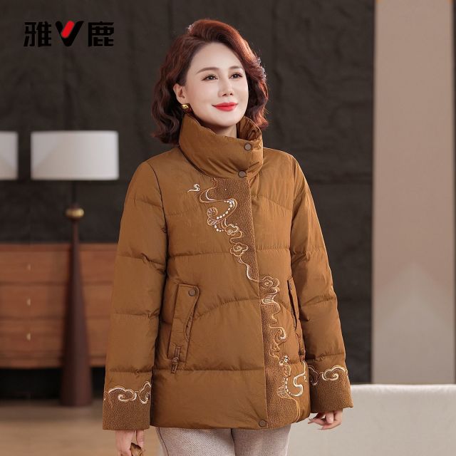 13837246.雅鹿雅鹿妈妈羽绒服冬季中式刺绣立领短款外套 中老年宽松加厚90白鸭绒棉衣