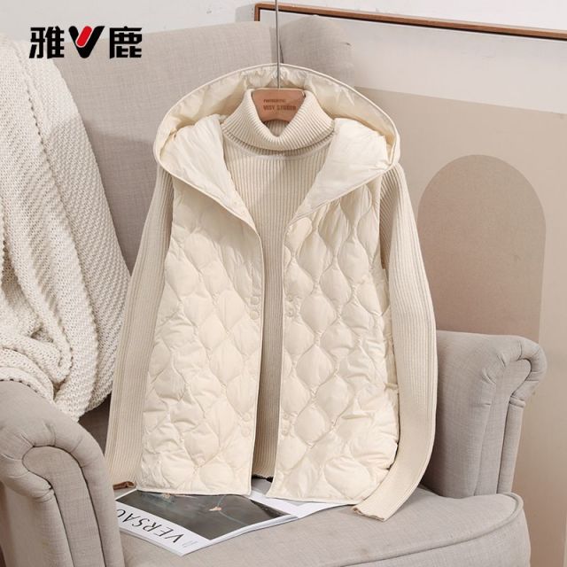 13734064.雅鹿90 白鸭绒连帽羽绒马甲女秋冬轻薄菱格无袖背心内搭外穿保暖坎肩