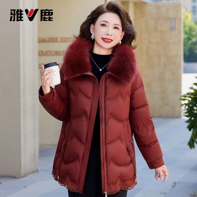 13816271.雅鹿妈妈羽绒服 90 白鸭绒大毛领中短款中老年女装蕾丝下摆宽松冬季保暖外套