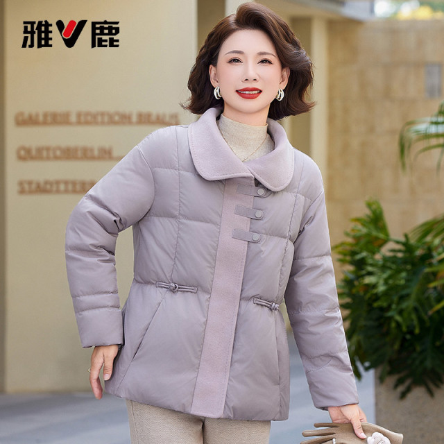 13815877.雅鹿妈妈装 90 白鸭绒羽绒服女冬季新中式盘扣毛呢拼接翻领短款中老年宽松保暖外套