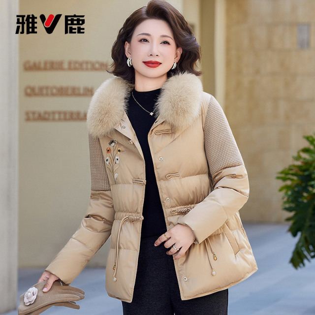 13816645.雅鹿妈妈 90 白鸭绒羽绒服女短款大毛领针织拼接袖国风刺绣盘扣中老年收腰保暖外套