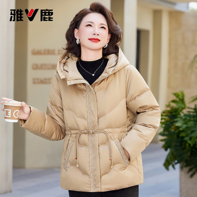 13815959.雅鹿中老年女装羽绒服连帽抽绳收腰蕾丝镶边大口袋妈妈冬季显瘦保暖短款外套