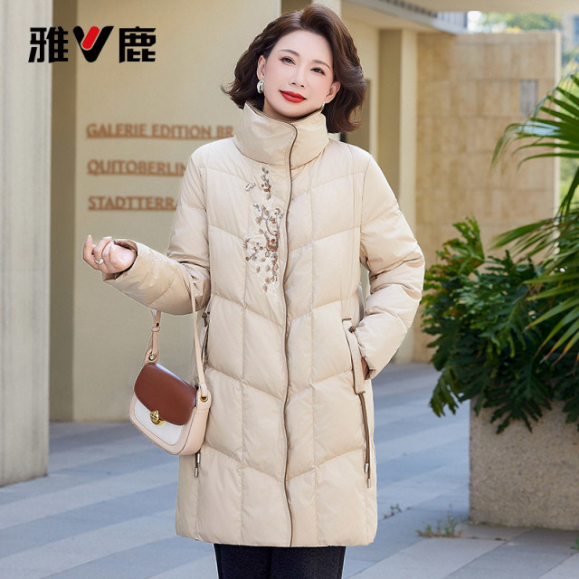13816089.雅鹿妈妈 90 白鸭绒羽绒服女中长款立领刺绣国风中老年冬季收腰宽松保暖洋气外套