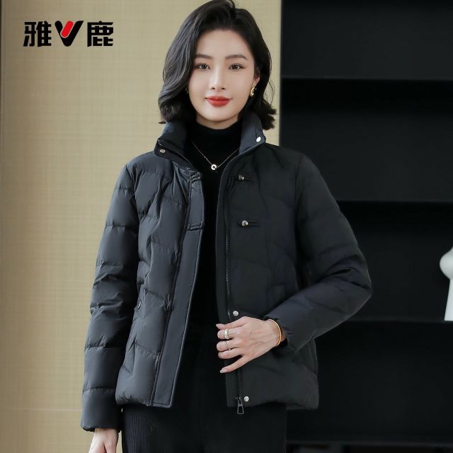 13825841.雅鹿新中式盘扣立领羽绒服女 90% 鸭绒短款外套 轻便不钻绒高保暖 中年妈妈秋冬宽松显瘦国风百搭防寒上衣