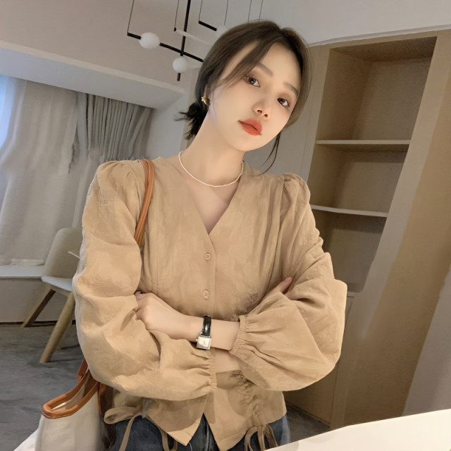 13767648.诗茉琳慵懒复古长袖V领卡其衬衫女设计感小众2026早秋新款衬衣外套上衣
