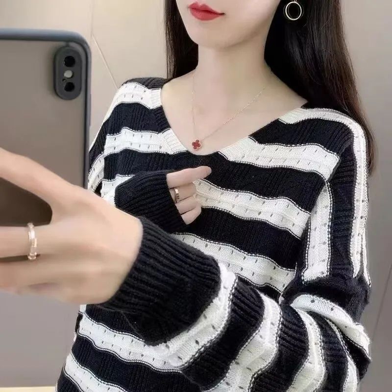 13850641.诗茉琳春秋新款镂空针织衫长袖女装V领毛衣超好看外穿条纹宽松上衣YJ2110