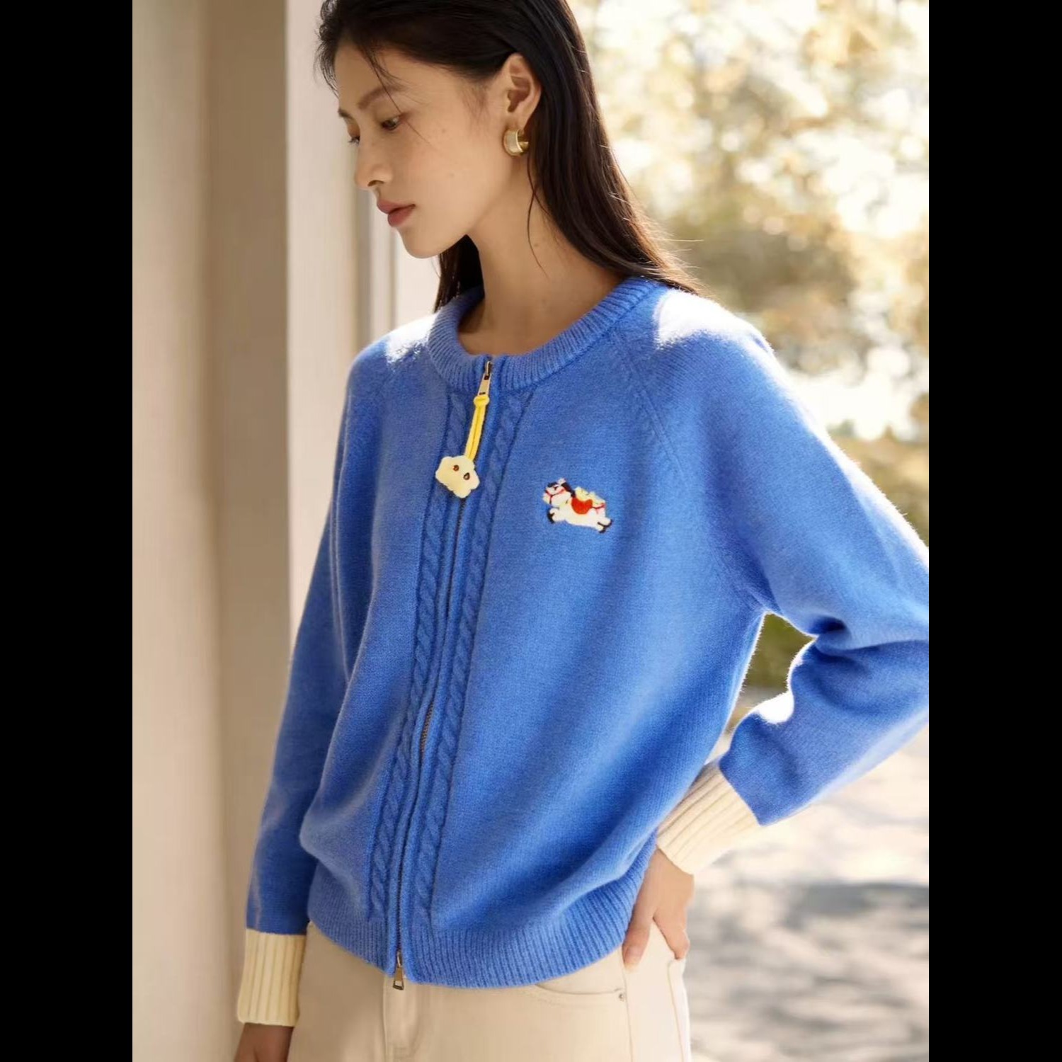 13843996.诗茉琳白色小马刺绣绞花纹拉链毛衣开衫女春季慵懒高级感巨好看针织上衣