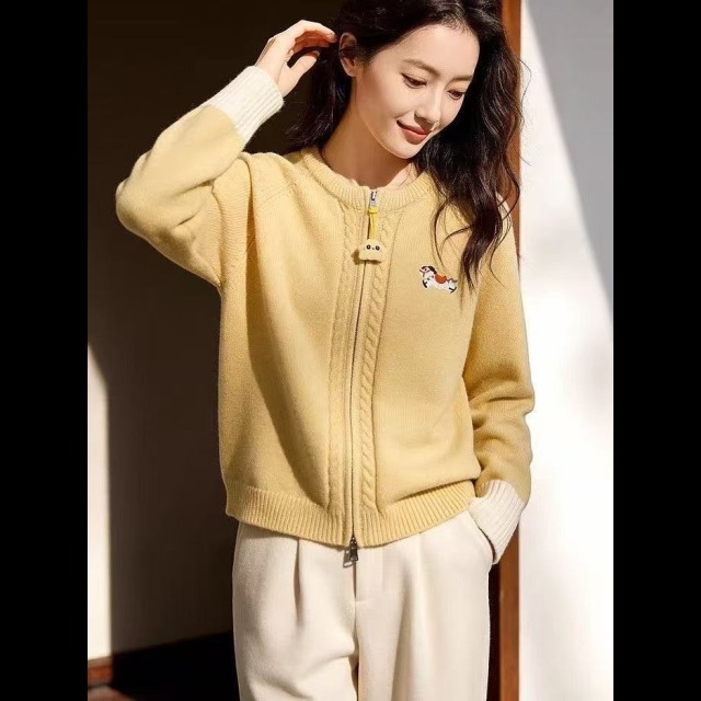 13843996.诗茉琳白色小马刺绣绞花纹拉链毛衣开衫女春季慵懒高级感巨好看针织上衣
