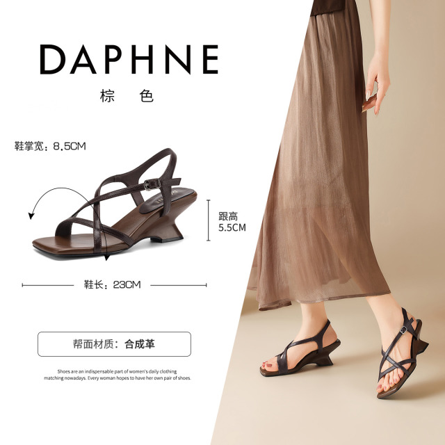13764070.达芙妮法式方头露趾凉鞋女款一字带沙滩鞋外穿配裙子