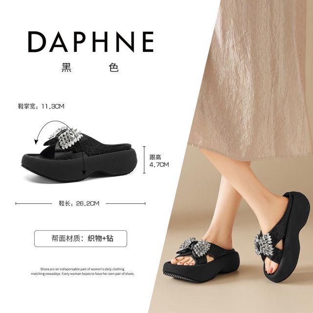 13764041.达芙妮厚底一字拖鞋女款夏季外穿轻便露趾水钻增高沙滩鞋