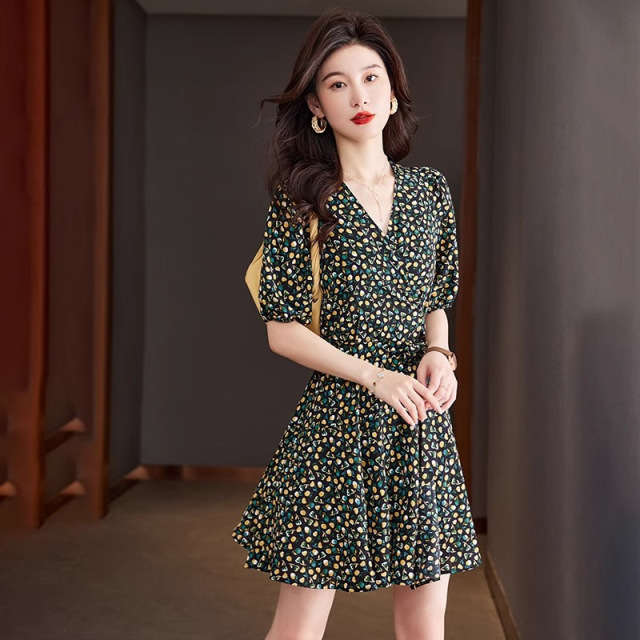13168698.丹芙娅夏季新款时尚设计感碎花v领系带高腰气质短袖连衣裙女