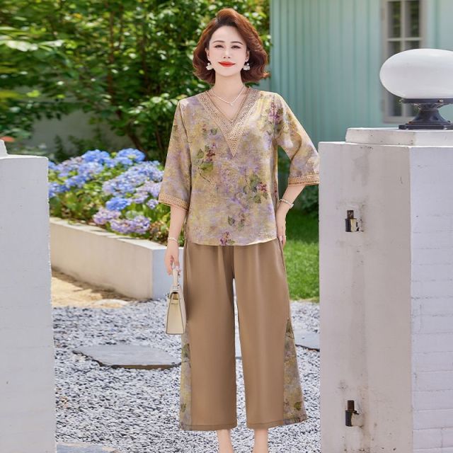 13453711.珍真羊 妈妈装夏季V领印花套装时尚宽松减龄两件套女