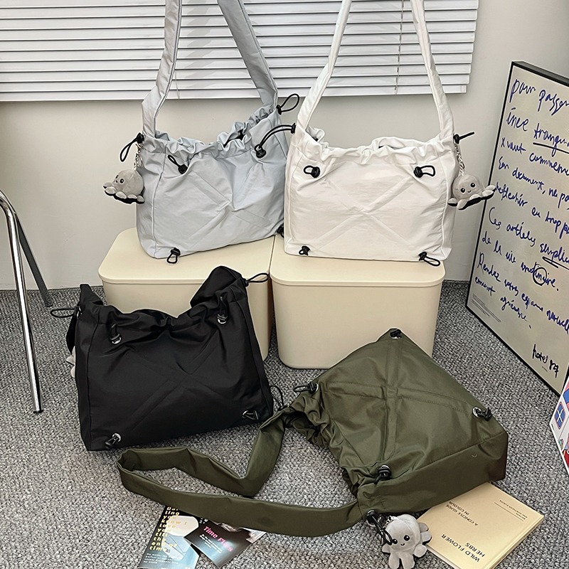 10236391.EH 春季新款日系小众斜挎包女邮差包男潮牌抽绳单肩包大容量帆布包托特包