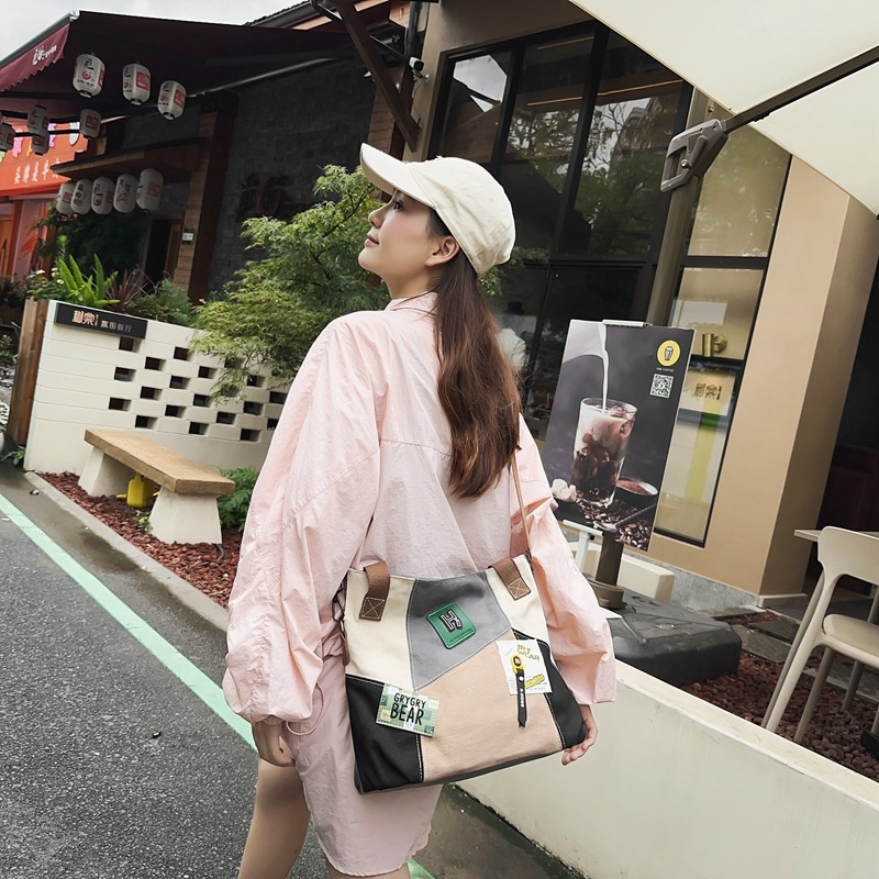 10242775.EH 大容量帆布包女2025年春季新款潮辣妹拼接手提袋创意标签通勤斜挎包