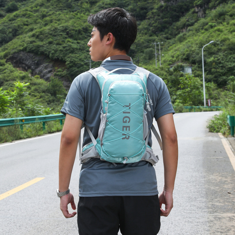 13614873.德国飞鹰2026新款骑行背包男女40L 轻量化防泼水双肩包 头盔网罩收纳袋 水袋隔层透气背负系统