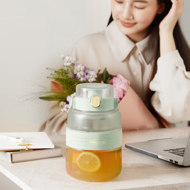10521805.小熊Bear 榨汁杯 榨汁机1L 一杯双饮 12叶刀 Tritan安心材质 超大电池 一杯双盖