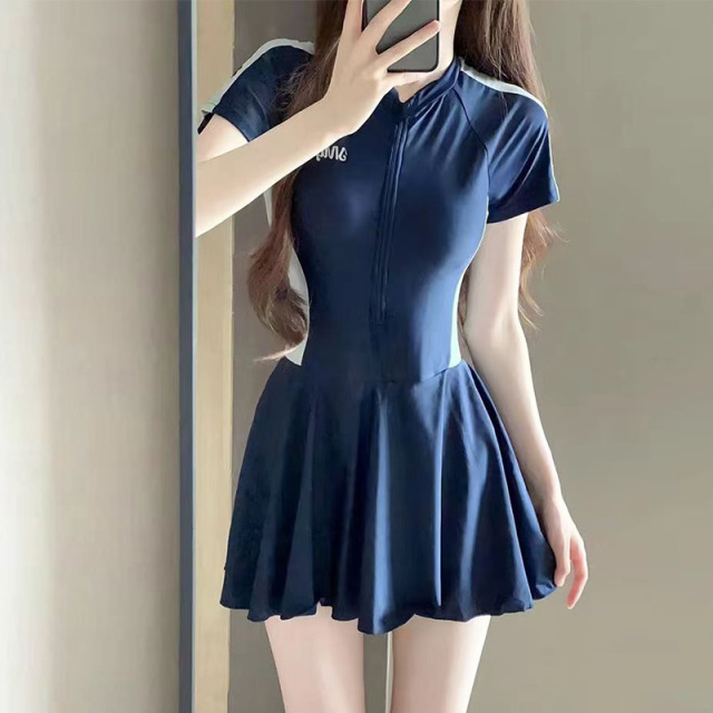 13682802.巴洛尼莫连衣裙式泳衣女高级感新款学生保守显瘦运动平角裤大码游泳装YY936