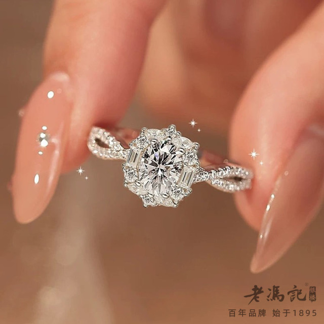 13333826.新款爆闪鸽子蛋雪花钻戒指女高级感轻奢夸张手饰精致可调节
