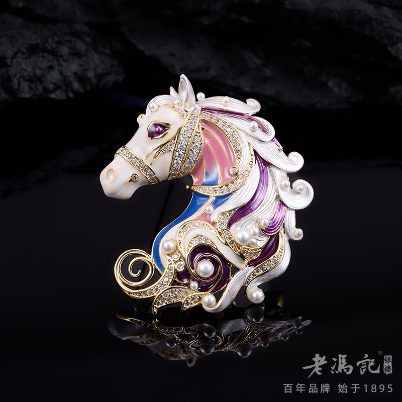 13654207.马年珐琅彩珍珠金马胸针女高端大气西装大衣胸花