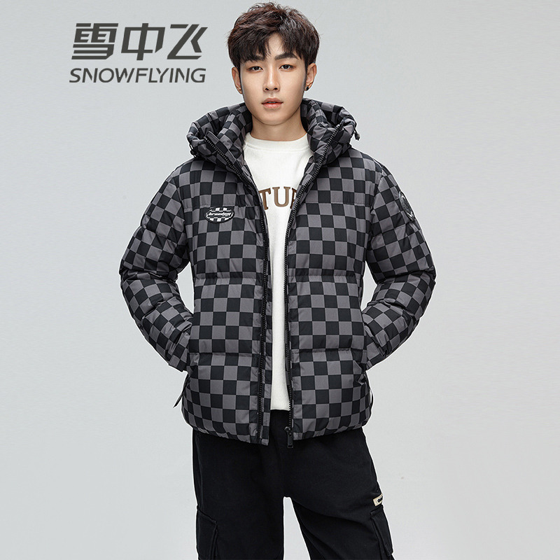 13137977.雪中飞男青年短款时尚羽绒服冬季保暖加厚款男装防风连帽男士外套