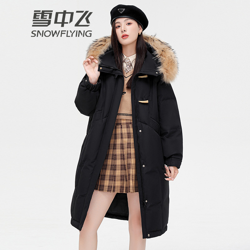 13138076.雪中飞女士长款连帽毛领羽绒服新款时尚简约冬季加厚保暖防风外套