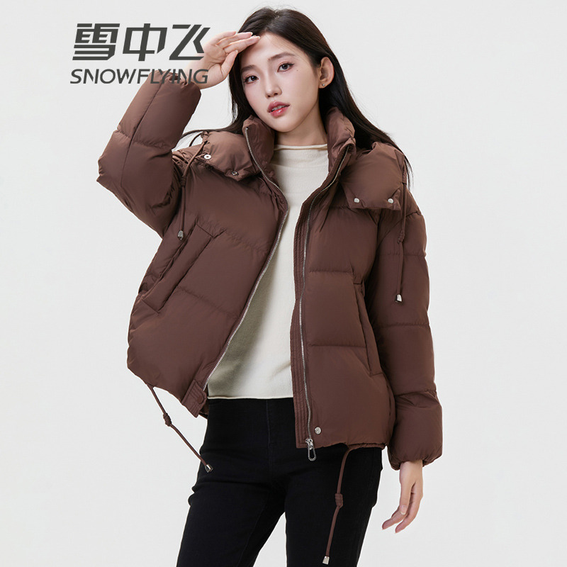 13138093.雪中飞女式短款连帽羽绒服冬季新款轻盈保暖时尚外套