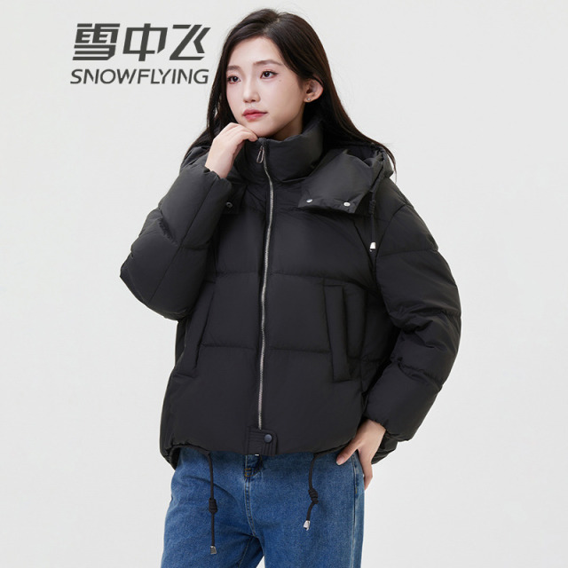 13138093.雪中飞女式短款连帽羽绒服冬季新款轻盈保暖时尚外套