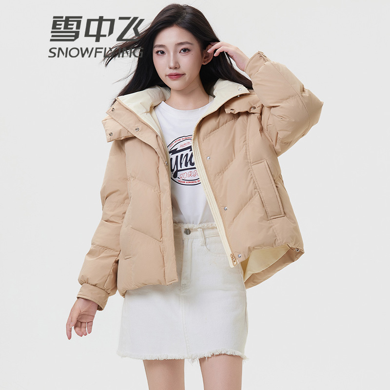 13138033.雪中飞女式短款连帽羽绒服冬季防风保暖时尚休闲外套